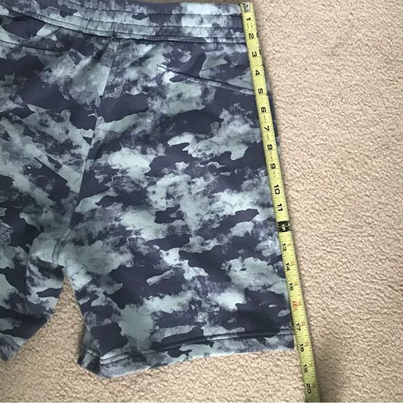 Lululemon shorts - Picture 6 of 7